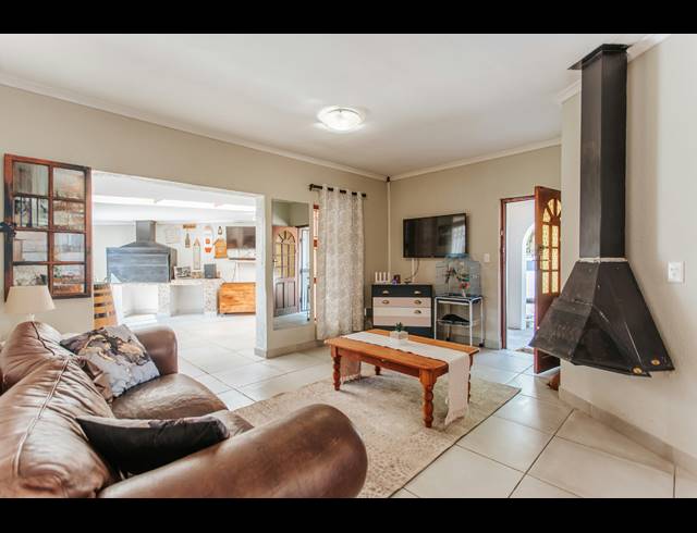 3 BEDROOM FREEHOLD FOR SALE IN MORGENSTER HEIGHTS